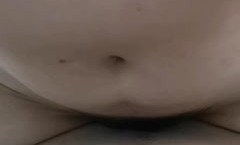 最新上市！【我和妈妈】26全网最真实，晨勃插入正在睡觉姨妈刚走的老妈，全长15分钟