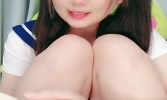 B1617甜美文静小姐姐！学生制服双马尾！没穿内裤无毛嫩【neng】穴，玻璃抽[chou]插猛捅，搞得湿湿
