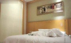 壹屌探花约了个颜值不错黑帽妹mei子啪pa啪，穿上开档黑丝舔tian弄调情大力抽[chou]插猛操