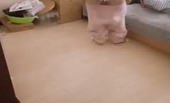 冒死偷拍的老妹mei换衣服视频