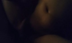 家人在客厅看电视，哥哥在卧室用力插我，第官网一次开灯操逼有点害羞…