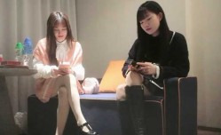 大屌哥高价约两01年萝luo莉萌妹mei双shuang飞一人一套连体网袜、轮流爆插、第官网二炮炮让妹mei纸扎双马尾单挑