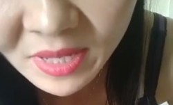 迷人的少妇真他么骚情趣内衣床上自[zi]慰诱惑主动舔tian大哥的几把