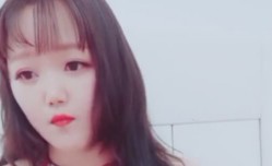 清纯可爱身shen材有点小丰满嫩neng妹mei主播阴毛稀疏木耳粉嫩自[zi]慰插[cha]穴十分诱人