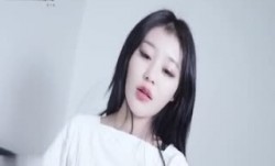 果冻传媒-花样少女-在男友面前被用跳蛋震到高潮