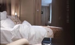 一流的女神级外围美女酒jiu店啪pa啪,屁股翘奶子大,在床上操完又抱起来狠狠干