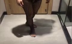酒jiu店开着门让母狗自[zi]慰，她还不知情，全程沉浸式、当发现时羞死了！