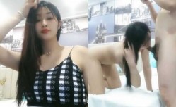 约了个牛仔裤高gao颜值苗条妹mei子啪pa啪，蒙上眼睛干中途叫朋友来轮流操