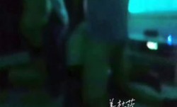 推特大神美杜莎 带骚逼老婆去朋友家看电影，说好原本今晚不操逼的，没想道骚货看着电影却不老实