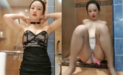 G罩杯美女穿开裆灰丝道具自[zi]慰插出白浆湿身诱惑
