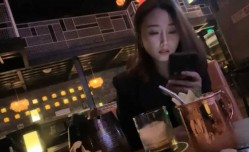 帅哥酒吧钓了个颜值超高的美女、带回酒jiu店灌酒让她喝多趁机上了她